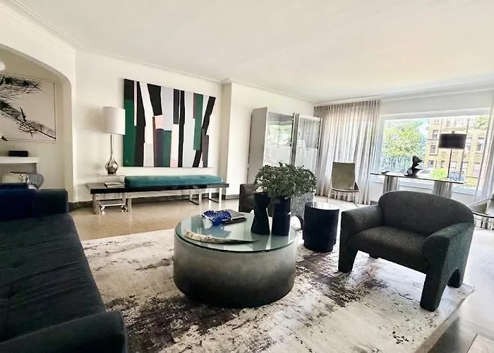 Steps To & Designer Lakefront With Free Parking Apartment