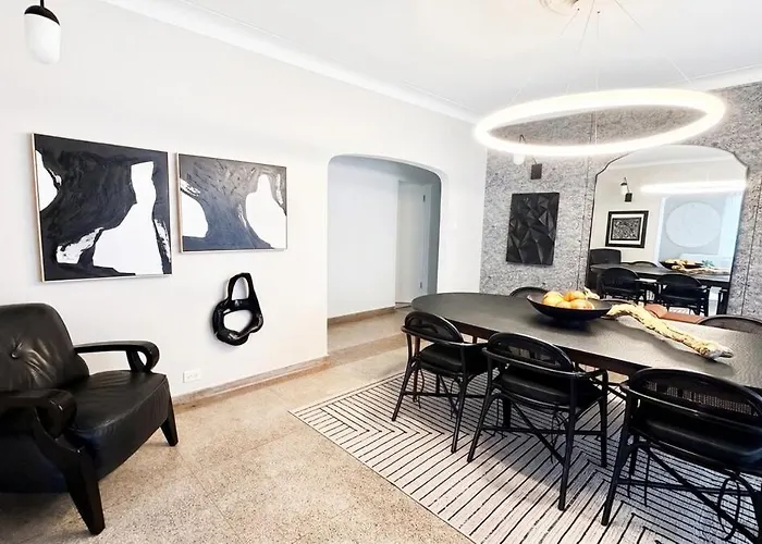 Steps To & Designer Lakefront With Free Parking Apartment