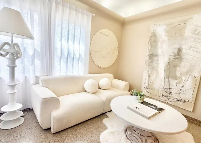 Apartment Steps To & Designer Lakefront With Free Parking *