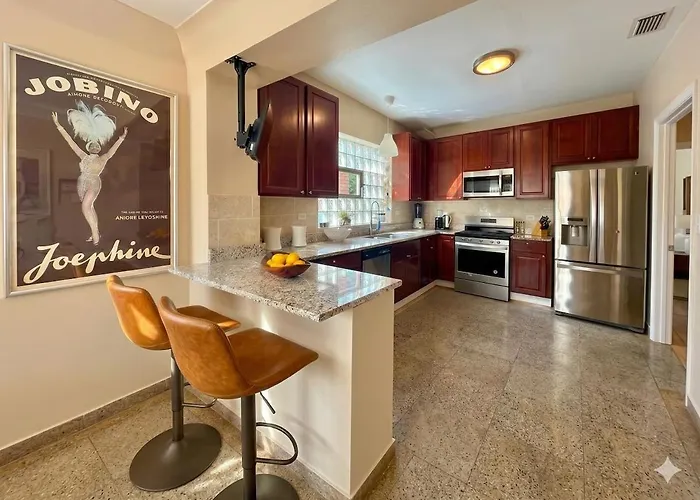 Steps To & Designer Lakefront With Free Parking * Chicago