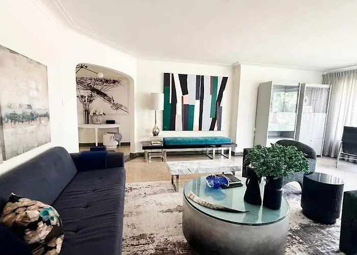 Apartment Steps To & Designer Lakefront With Free Parking *