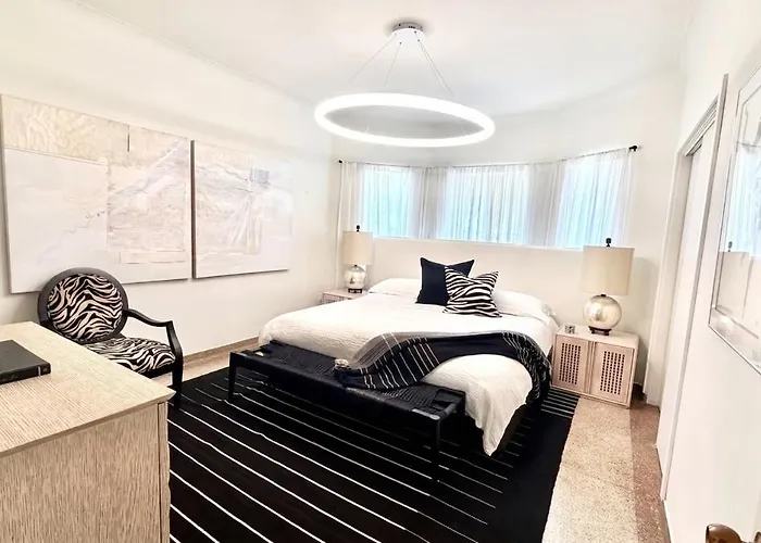 Apartment Steps To & Designer Lakefront With Free Parking