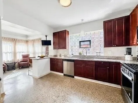 Steps To & Designer Lakefront With Free Parking Apartment