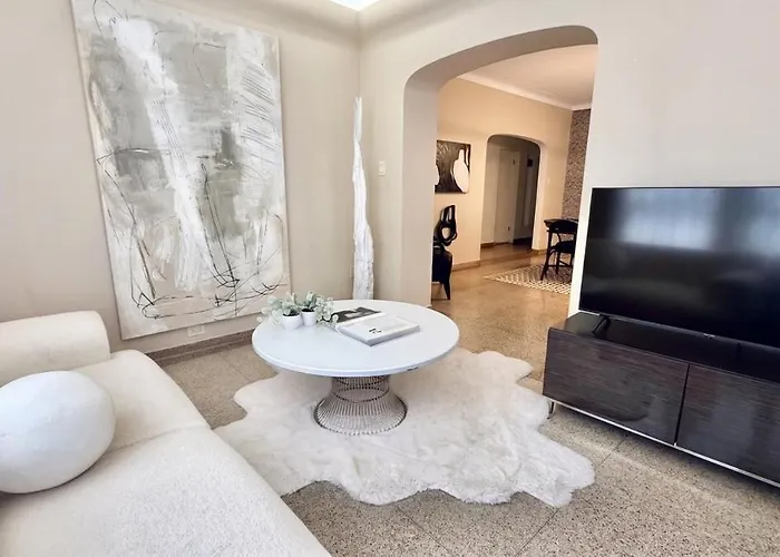 Steps To & Designer Lakefront With Free Parking Apartment