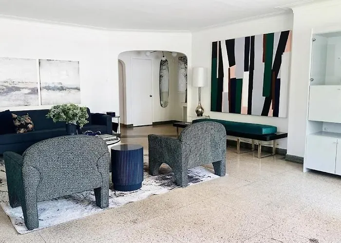Apartment Steps To & Designer Lakefront With Free Parking *