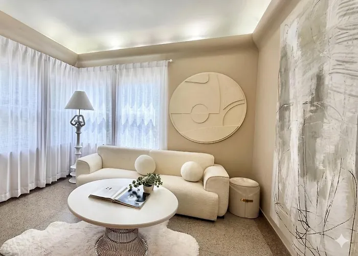 Steps To & Designer Lakefront With Free Parking Apartment Chicago