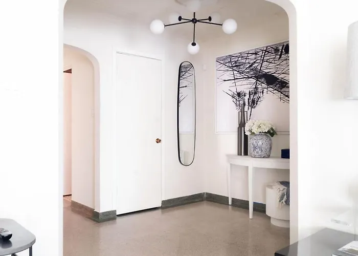 Steps To & Designer Lakefront With Free Parking *