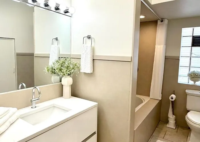 Steps To & Designer Lakefront With Free Parking * Chicago