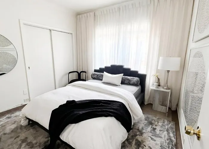 Apartment Steps To & Designer Lakefront With Free Parking Chicago