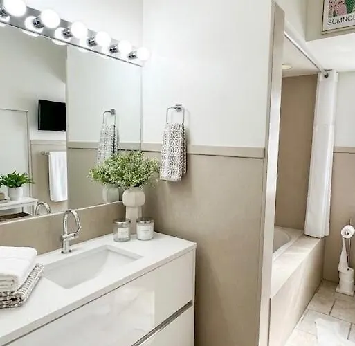 Steps To & Designer Lakefront With Free Parking * Chicago