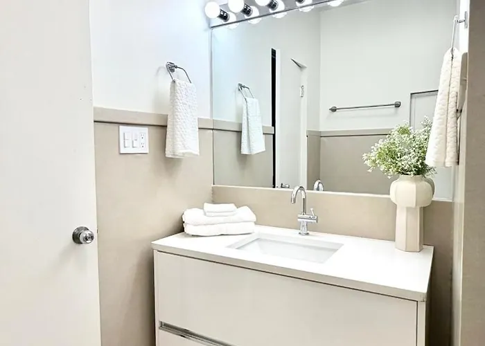 Steps To & Designer Lakefront With Free Parking Apartment