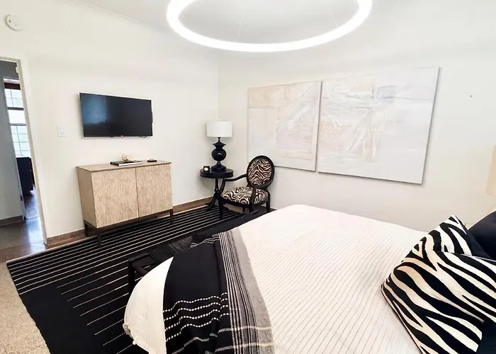 Steps To & Designer Lakefront With Free Parking Apartment *
